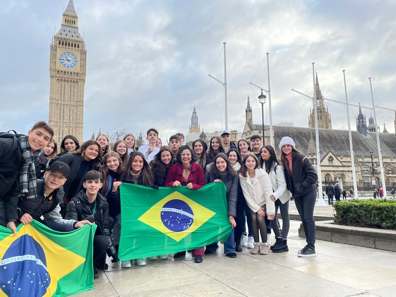 Intercambistas da Best em frente ao Parlamento, na Inglaterra