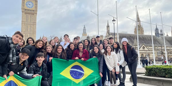 Intercambistas da Best em frente ao Parlamento, em Londres