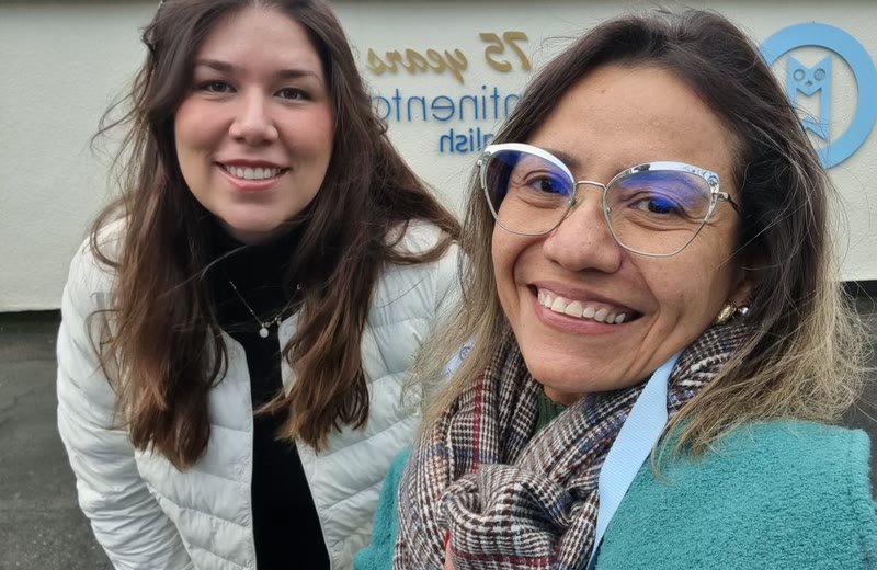 Adolescentes em programa de férias no exterior com a Best