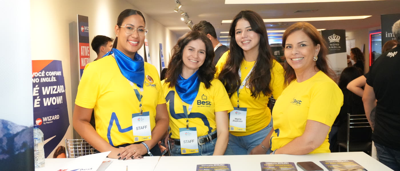 Equipe da Best Intercâmbio atendendo uma família em Cuiabá